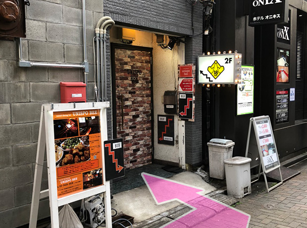 ⑨コンクリートの同じ建物右側の入り口から2階へ