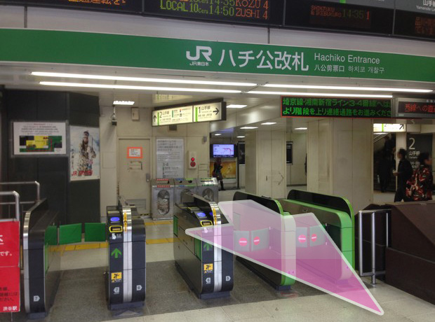 ①渋谷駅ハチ公口を出てスクランブル交差点へ